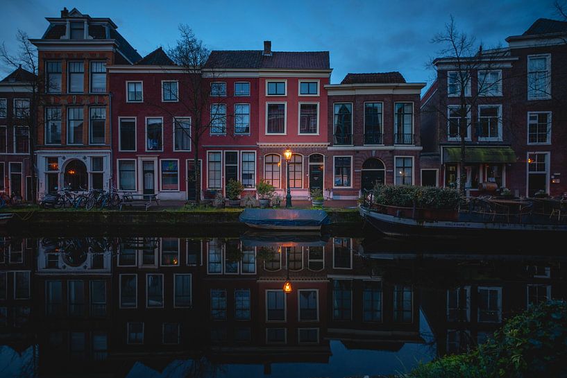 Pink house, Oude Rijn, Leiden by Jordy Kortekaas