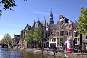 Oudezijds Voorburgwal met de oude kerk. van Robert Jan Smit