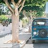 Blauwe retro volkswagen hippie bus in een straat van Ibiza van Diana van Neck Photography