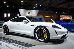 Porsche Taycan Turbo S vollelektrischer Luxus-Performance-Wagen