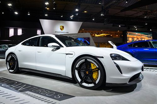 Porsche Taycan Turbo S elektrisch aangedreven luxe auto