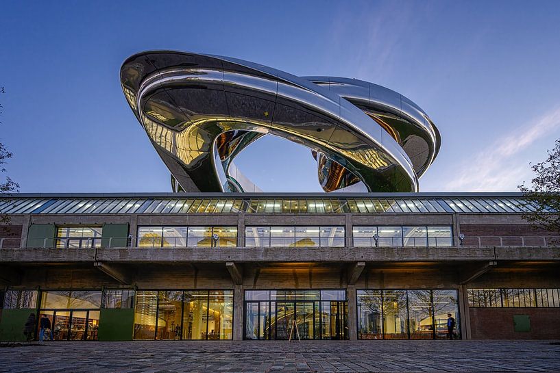 Der Tornado, auf dem Dach des FENIX-Museums von Leon Okkenburg