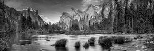 Das Yosemite Valley im Yosemite Nationalpark USA in schwarzweiss