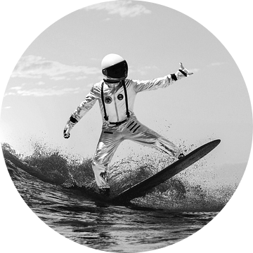 Space Surfer - Futuristische Astronaut In Zwart Wit van Dagmar Pels