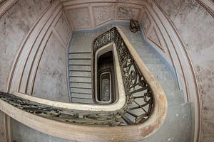 Cage d'escalier dans un château abandonné