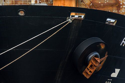 Details van zeeschepen in de haven Amsterdam.