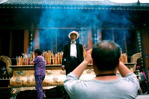 Oude man in rokerige Chinese tempel sur André van Bel