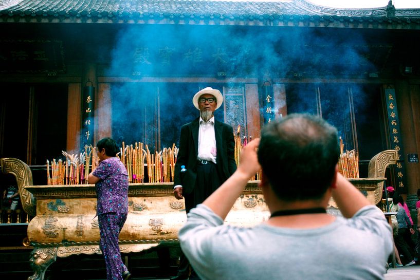 Oude man in rokerige Chinese tempel by André van Bel
