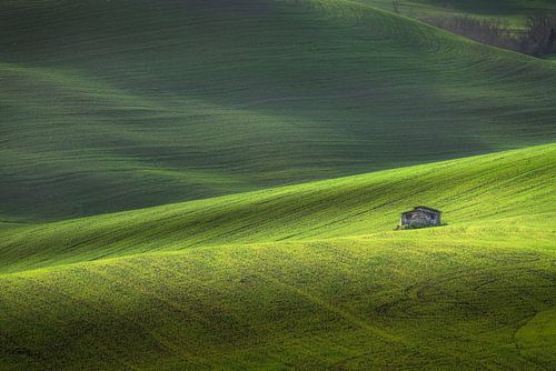 Oud plattelandshuisje tussen de glooiende heuvels, landschap in Volterra