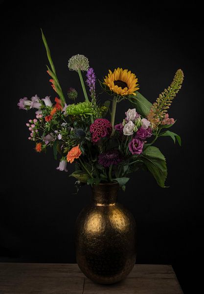 Stillleben: Bunter Blumenstrauß in goldener Vase von Marjolein van Middelkoop