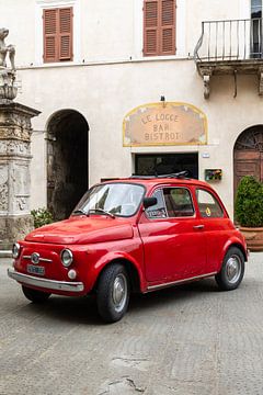 Fiat 500 in Pitigliano. van Jolanda van Eek en Ron de Jong