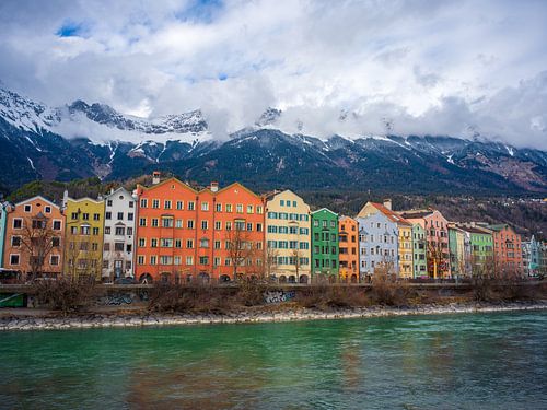 Innsbruck - Uitzicht vanaf het marktplein over de Inn naar de Nordkette bergketen