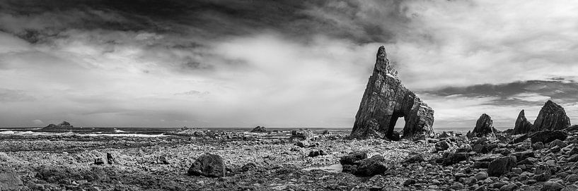 Panorama de la Playa de Campiechos en noir et blanc, Asturies, Espagne par Henk Meijer Photography