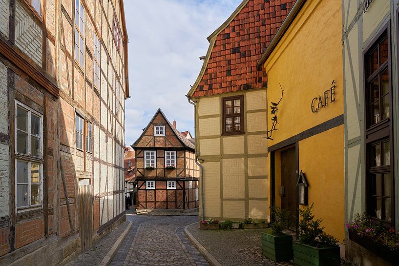 middeleeuwse gebouwen in de oude binnenstad van Quedlinburg van Heiko Kueverling