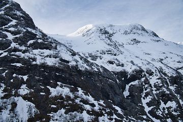 Noors hooggebergte, besneeuwde bergen en landschap van Martin Köbsch