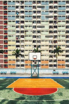 Hong Kong kleurrijke woonwijk met basketbalveld van Aad Clemens
