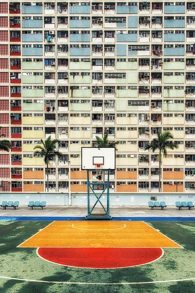 Zone résidentielle colorée de Hong Kong avec terrain de basket-ball par Aad Clemens