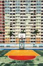 Zone résidentielle colorée de Hong Kong avec terrain de basket-ball par Aad Clemens Aperçu