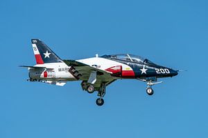 Eine T-45C Goshawk mit Sonderbemalung bei der Landung auf der NAS Kingsville fotografiert.