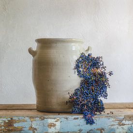 Robuust stilleven Keulse pot - Blauwe winterbessen van Hannie Kassenaar
