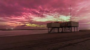Aurore boréale au-dessus du pavillon des sauveteurs sur la plage de Petten