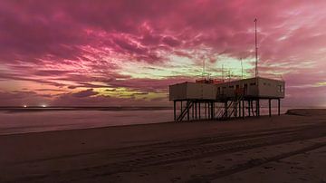 Noorderlicht boven het paviljoen van de reddingsbrigade op het strand in Petten van Bram Lubbers