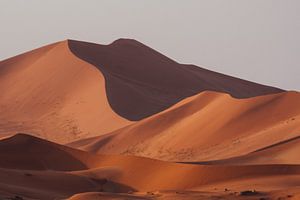 Zandduinen bij zonsondergang, woestijn Namibië || Sossusvlei van Suzanne Spijkers