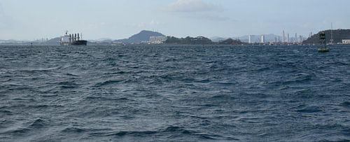 Uitzicht op de haven en de stad in de verte