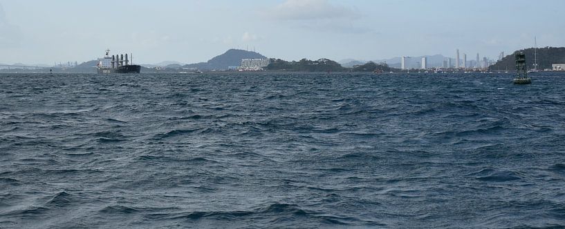 Blick auf den Hafen und die Stadt in der Ferne von Claude Laprise