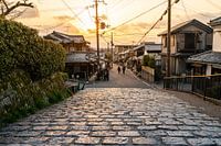 Straten van Kyoto tijdens een zonnige avond