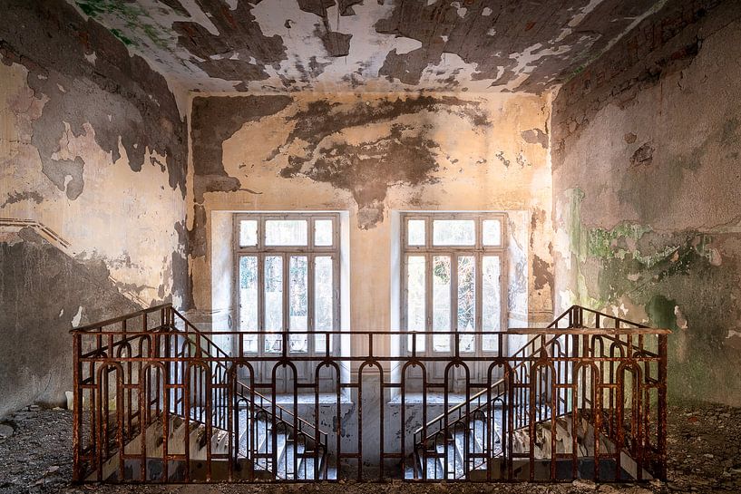 Verlassenes Treppenhaus. von Roman Robroek – Fotos verlassener Gebäude