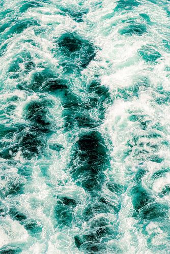 Details van Schuimende golven met witte kappen in turkoois abstractie