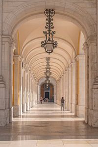 Galerie entlang des Platzes Praca do Commercio in Lissabon, Portugal - Natur- und Reisefotografie