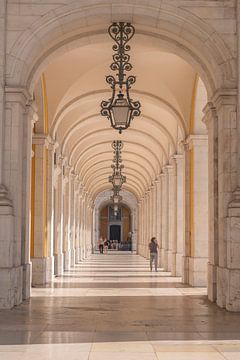 Gallerij langs het plein Praca do Commercio in Lissabon, Portugal - natuur en reisfotografie van Christa Stroo fotografie