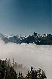 En haut de la montagne et avec beaucoup de nuages en Autriche sur Yvette Baur