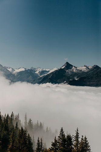 Boven op de berg en heel veel wolken in Oostenrijk