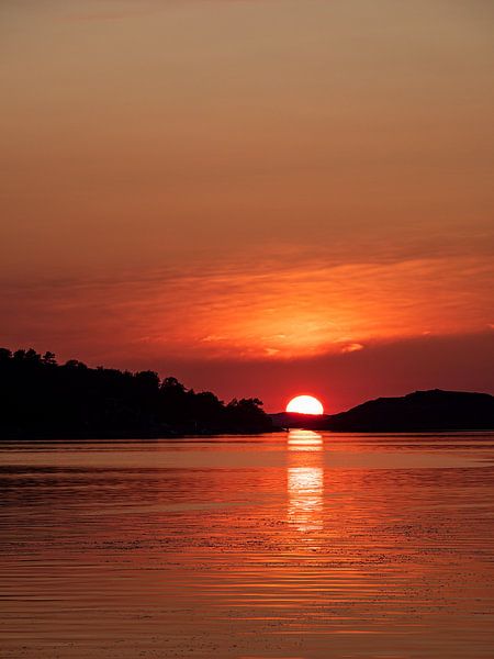 Zonsondergang in de stad Fjällbacka in Zweden van Rico Ködder