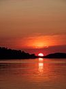 Zonsondergang in de stad Fjällbacka in Zweden van Rico Ködder thumbnail