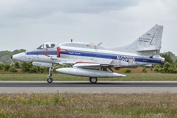 McDonnell Douglas A-4 Skyhawk tijdens Phantom Pharewell. van Jaap van den Berg