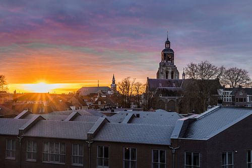 Zonsondergang boven de skyline van Bergen op Zoom