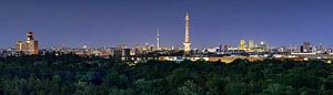 Berlin Skyline Panorama zur blauen Stunde