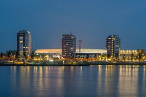 Das prächtige Feijenoord-Stadion in Rotterdam während der blauen Stunde