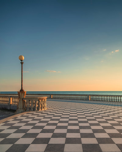 Terrazza Mascagni: de geruite waterkant bij zonsondergang, Livorno
