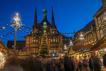 Kerstmarkt op het marktplein in Wernigerode