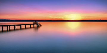 LP 71337534 jetée au coucher du soleil sur le lac Starnberg sur BeeldigBeeld Food & Lifestyle