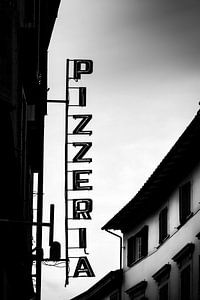 Italienische Fassadenwerbung: Pizzera