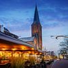 Der Kirchturm von Hengelo Gelderland am Abend mit dem Marktplatz im Vordergrund. von Bart Ros