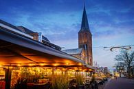 Der Kirchturm von Hengelo Gelderland am Abend mit dem Marktplatz im Vordergrund. von Bart Ros Miniaturansicht