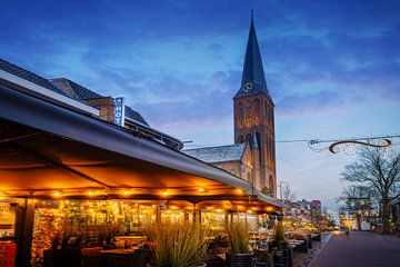 Der Kirchturm von Hengelo Gelderland am Abend mit dem Marktplatz im Vordergrund.