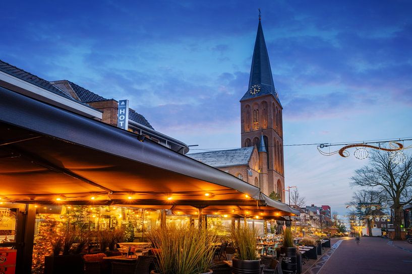 Der Kirchturm von Hengelo Gelderland am Abend mit dem Marktplatz im Vordergrund. von Bart Ros